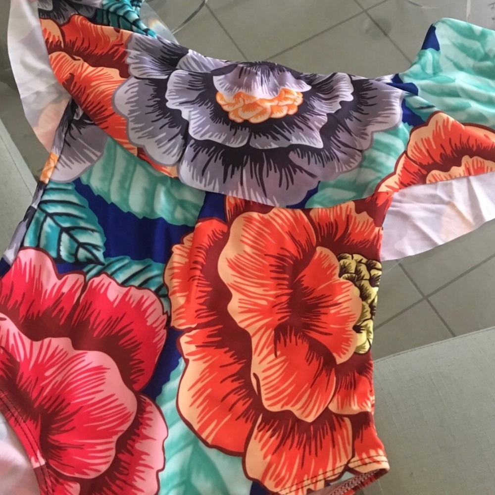 ✨HP✨Off The Shoulder Floral Patterned Swimsuit✨ - Picture 7 of 8
